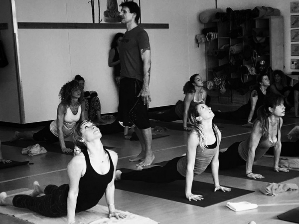 Fotografie di persone che praticano Ashtanga Yoga